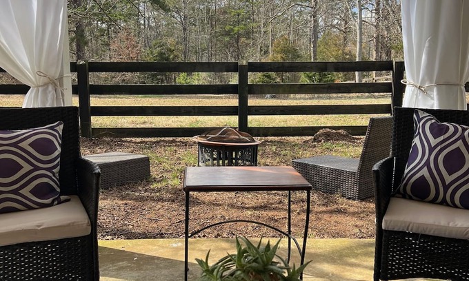 Charlottesville Cabaña | Wine Country Cottage in charming Charlottesville / Ivy VA - WiFi AC Pets Welcome