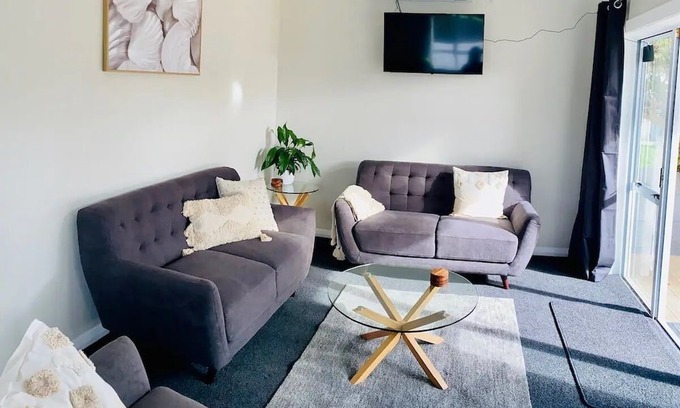 Petone Casa | Petone Beach - Entire Villa & Optional Sleep-Out