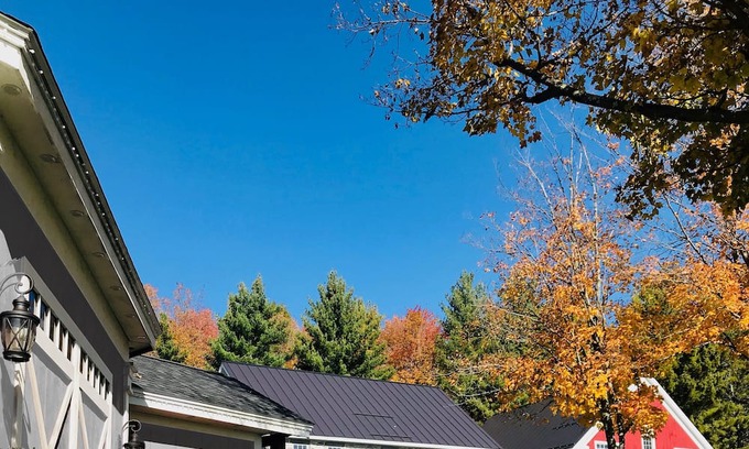 Fairfax Cama Y Desayuno | Vermont Inn at Grace Farm Private and Spacious King bed & En suite bath. Eclipse
