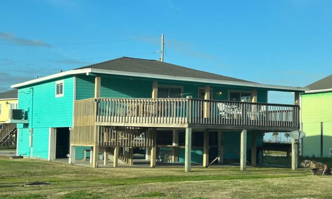 Crystal Beach Cabina | Fabulous open concept cabin sleeps 12 on Bolivar Peninsula