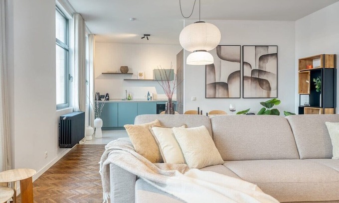 University District Apartamento | 2-BR Haven in Antwerp