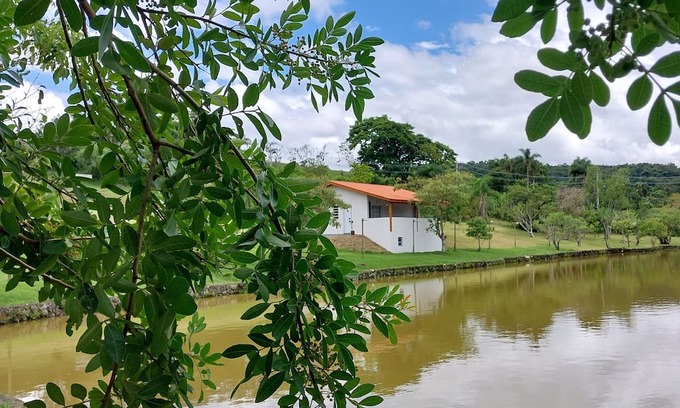 Sao Roque Chalet De Esquí | Casa em Frente a um Lago, Próximo a Rota do Vinho em São Roque - SP