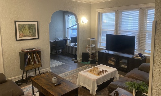 Logan Square Apartamento | Nice quiet neighborhood with quick easy access to the best Chicago has to offer
