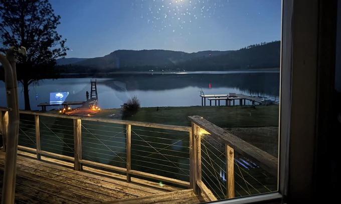 Sandpoint Casa | Quiet secluded waterfront home.