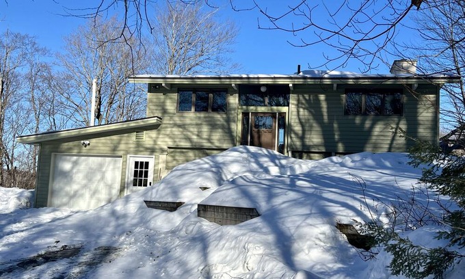 Plymouth Casa | Mountain Home: Hot Tub & 9 Mins to Skyeship Gondola & 20 Mins to Okemo!