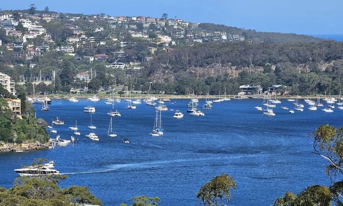 Castlecrag Casa | Scenic Waterview: City Glimpse