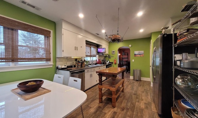 Algonquin Casa | House in quiet neighborhood, on the water, with large backyard