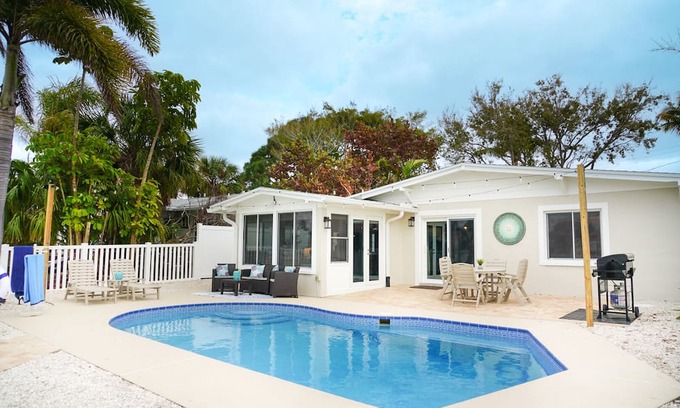 Bahia Vista Casa | Waterfront, pool, golf cart, kayaks & paddle board