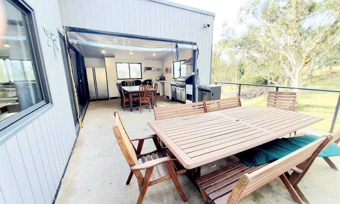 Jindabyne Cabina | HUGE 9 Bedroom house, 6 Bathrooms, 2 Lounge rooms, 2 kitchens, Private Gardens