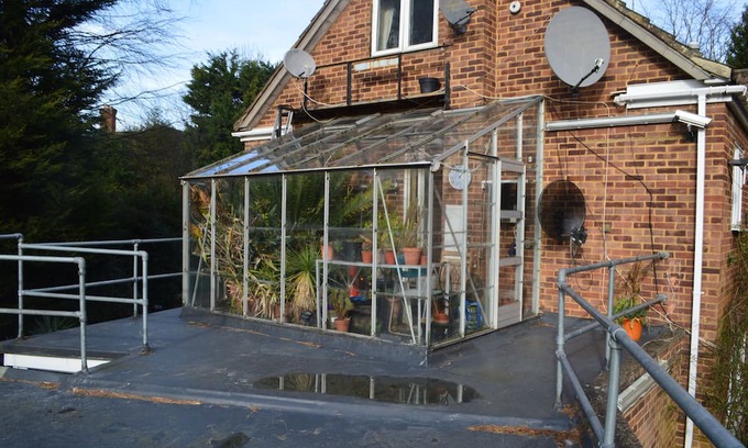 Weybridge Casa | Weybridge shared house in very upmarket area where celebs live.