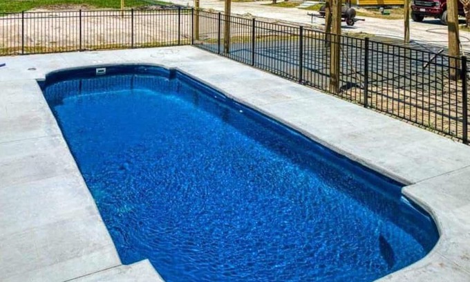 Aransas Pass Cabina | Escape to our TINY & cozy 2 bedroom cabin in Aransas Pass, perfect for families of up to 6