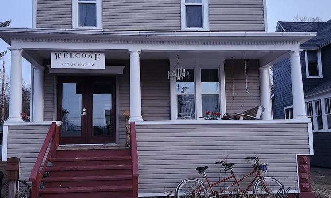 Ishpeming Apartamento | Superior Stay and Play. Bright and cheery full size apartment near trails