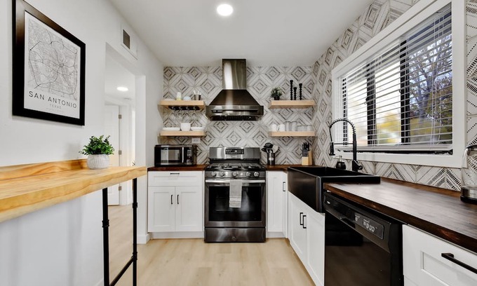Terrell Heights Casa | Cozy 4-bedroom 2 King, 2 Queen- 10 min from SAT