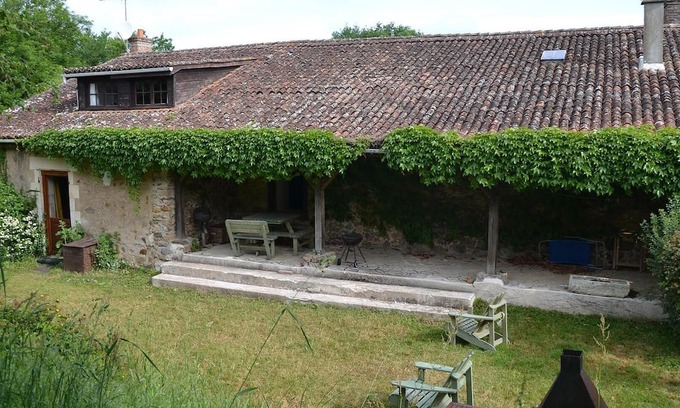 Luchapt Casa | Holiday Home 'Gîte Le Noyer' with Private Terrace, Private Garden and Wi-Fi