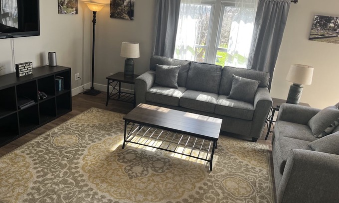Knifley Casa | Quiet country setting lake home, recently remodeled.