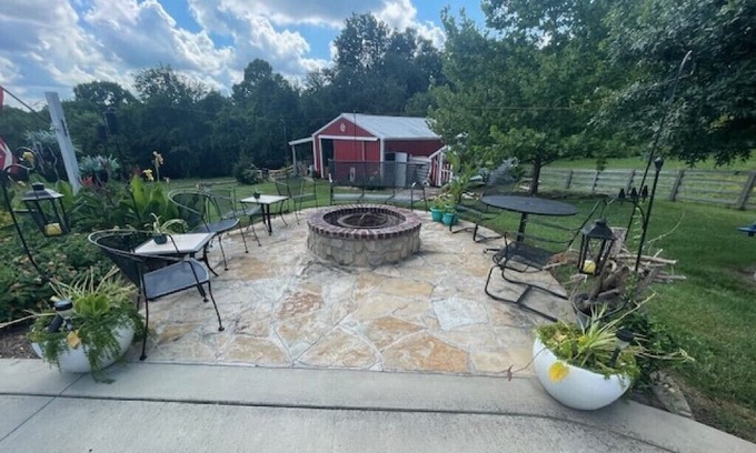 Goodlettsville Cabaña | Cozy Cottage in Enjoyable Goodlettsville with WiFi, AC, minutes from downtown.
