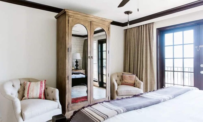Castroville Apartamento | Hillside Boutique Hotel - Premier Suite, Multiple Beds