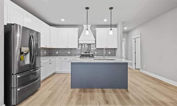 Portage Condominio | 5 minutes to the Indiana Dunes and beaches! Luxury condo with pool & workout