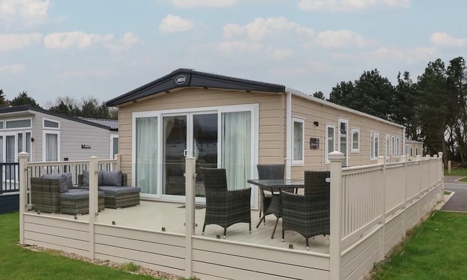 Cayton Bay Cabina | Whispering Willows 2-Bed Lodge in Scarborough
