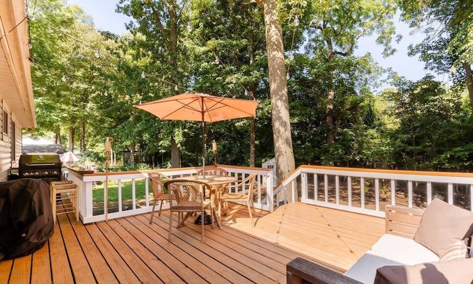 Columbus Casa | Newly remodeled home, spacious deck w/ string lights, & large yard with firepit