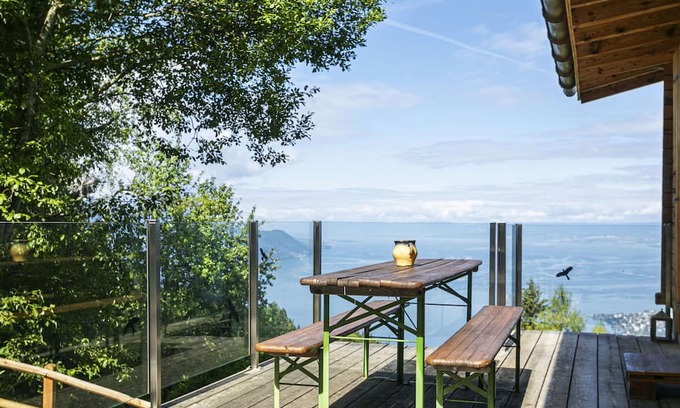 Caux Casa | Stunning private villa with WIFI, TV, terrace, pets allowed, panoramic view and parking