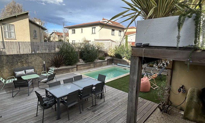 Bron Casa | Maison Familiale Avec Piscine Proche de Toutes Commodités à 10 min de Lyon !