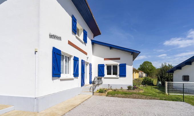 Yzosse Casa | Charming and spacious detached house with private terrace, private garden and Wi-Fi.