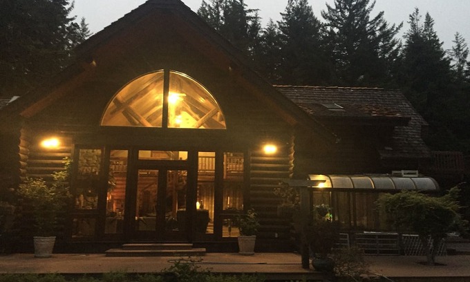 Crescent City Cabina | Authentic 1st generation redwood log cabin
