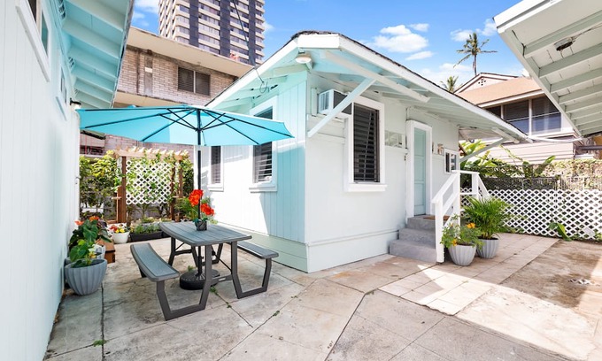 McCully - Moiliili Casa | Cozy 1BR/1BA Hawaiian Hideaway - Ideal for Couples, Near Top Attractions