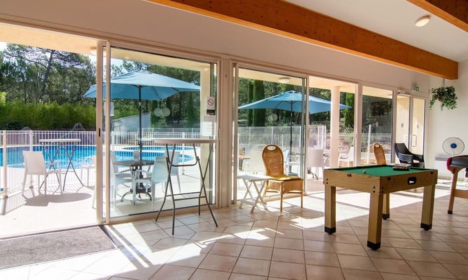 Nans-les-Pins Apartamento | Cosy apartment for 6 people with pool, WIFI, TV, terrace and parking