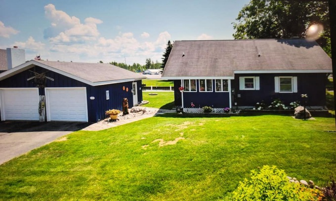 Indian River Cabaña | Cozy Waterfront Cottage on Canal