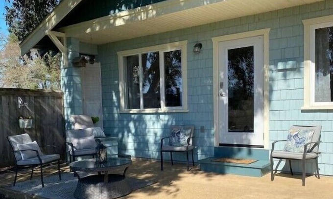 North Saanich Cabaña | Private 2 bedroom Cottage by the beach in beautiful Deep Cove, Vancouver Island