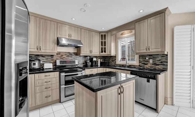 East Credit Casa | Bright & Private Queen Suite with Modern Amenities