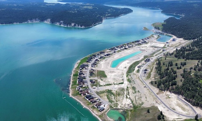 East Kootenay Cabaña | Lake Front Koocanusa Oasis with Private Beach and Dock