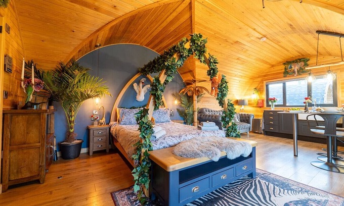 Clitheroe Cabina | Tranquil Luxury: Hot Tub, Firepit, & undercover patio