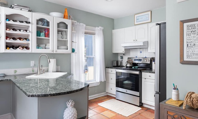 The Point Casa | Cozy retreat, historic neighborhood, 2 blocks to ocean & 10 min walk downtown!