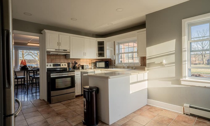 Niagara Falls Cabaña | Waterfront Home surrounded by Nature & History; 7 mins away from waterfalls!