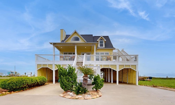 Gilchrist Casa | Iconic Gulf-front house with balcony, large deck & amazing views - dog-friendly