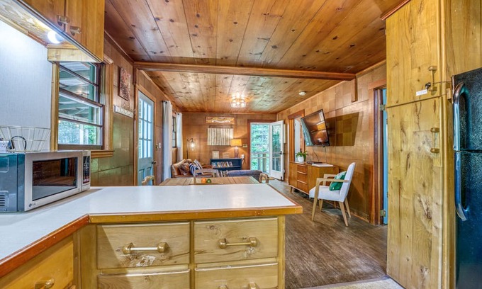 Marion Cabina | Pet-Friendly Cozy Cabin in Peaceful Setting