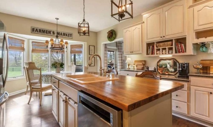 Buechel Casa | Derby & Valhalla Luxurious, Clean & Comfortable!