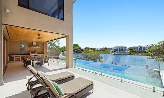 Broadbeach Waters Villa | Harmonious waterfront