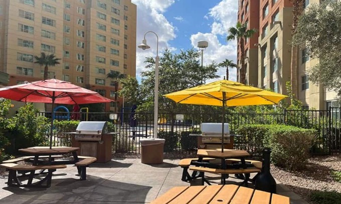 Enterprise Apartamento | 1 Bedroom Apartment, 5 heated pools, arcade, gym, free parking and more!