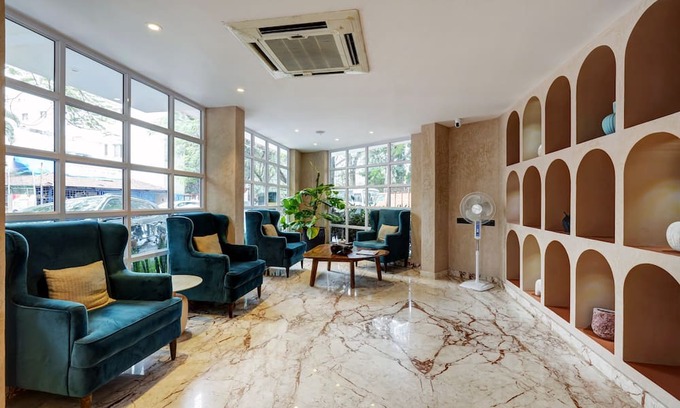 Mundhwa Hotel | Super OYO Townhouse OAK Red Velvet