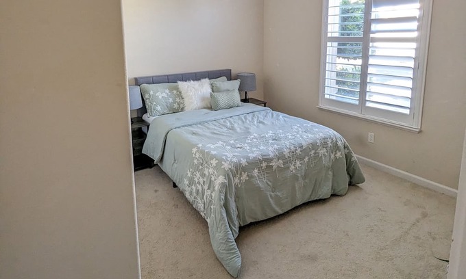 Pittsburg Casa | Private room in a house at Bay point CA . 5 min drive to BART and Safeway.
