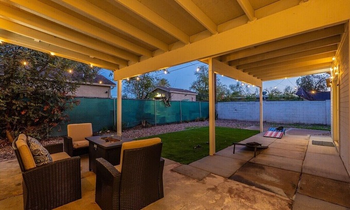 Coronado Casa | Phoenix Haven: Chic City Living in Tranquility