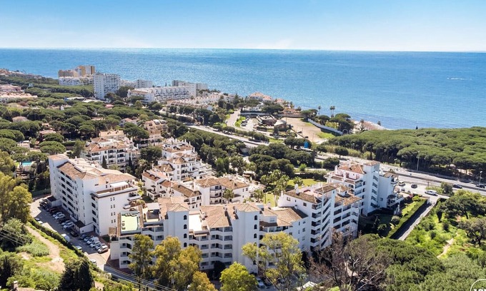 Calahonda Apartamento | Robina| Beach | Pool | Garden