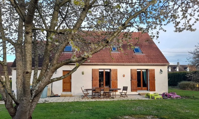 Mormant Casa | Homerez - Spacious house for 7 ppl. with garden and terrace at Mormant