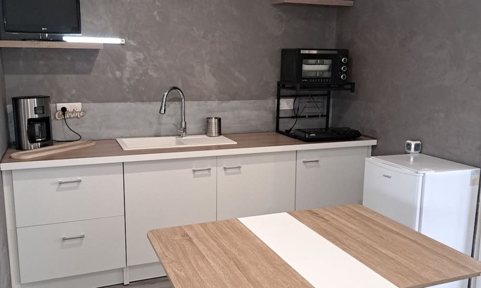 Pouilly-les-Nonains Cama Y Desayuno | GINGKO room with kitchen, bathroom, WC and exterior