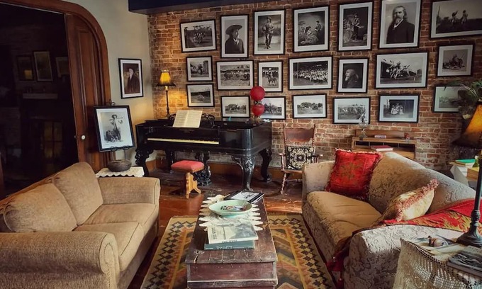 Leavenworth Apartamento | A Victorian Experience in an historical building.