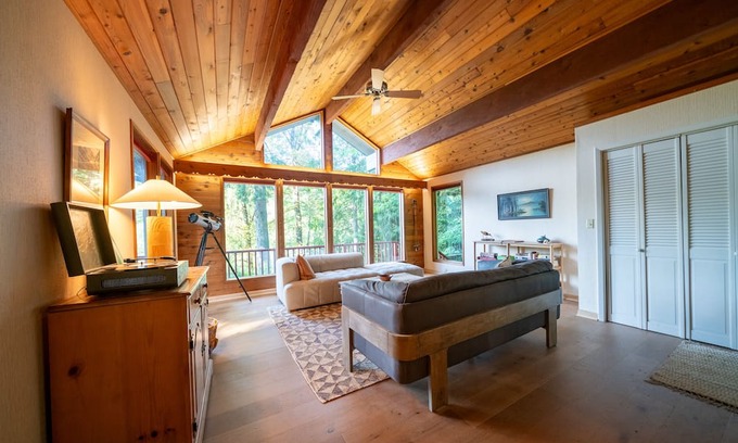 Zigzag Cabina | Barlow Hideaway - Riverfront Cabin with Hot Tub